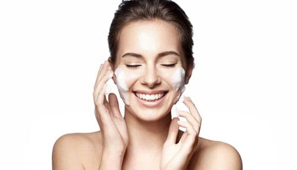 اهمیت استفاده از فوم شستشوی صورت اهمیت استفاده از فوم شستشوی صورت