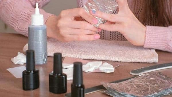 ناخن ها را با فویل بپیچید ناخن ها را با فویل بپیچید