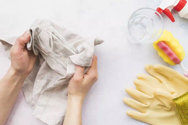چگونه چسب ناخن را از لباس پاک کنم چگونه چسب ناخن را از لباس پاک کنم