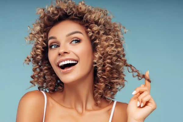استفاده از شامپو خشک برای موهای فر و مجعد