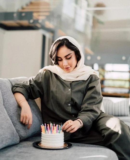 ایده ژست عکس در کافه