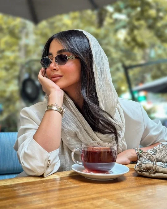 ایده ژست عکس در کافه