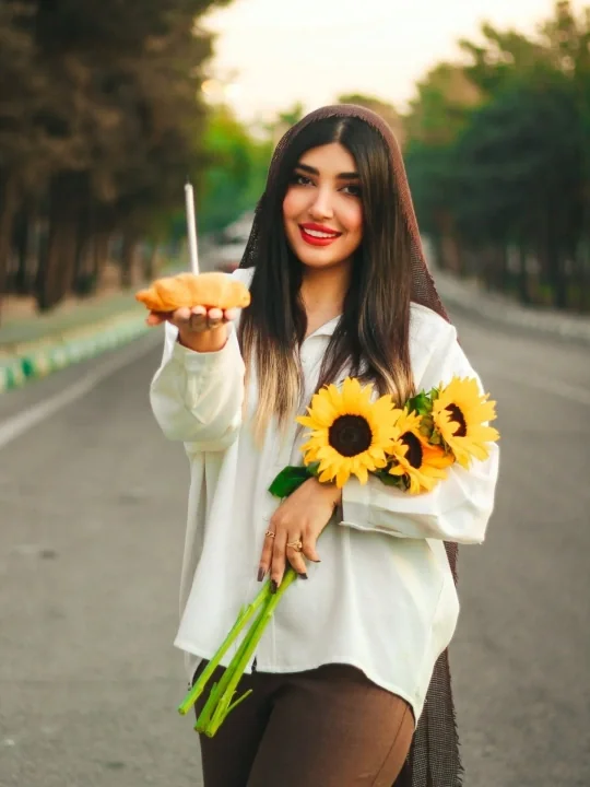 ایده ژست عکس در کافه