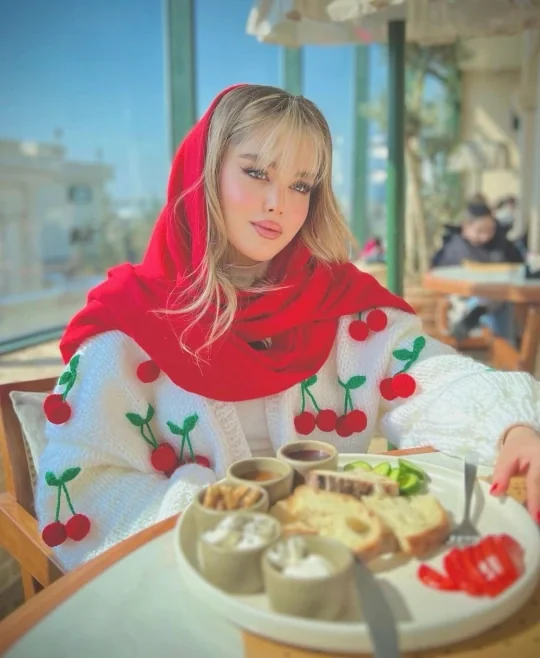 ایده ژست عکس در کافه