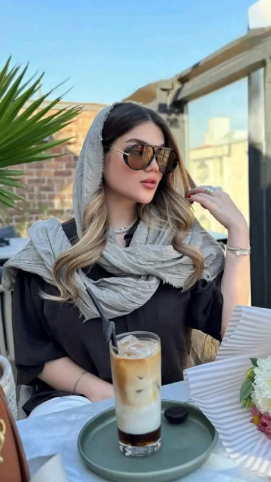 ایده ژست عکس در کافه