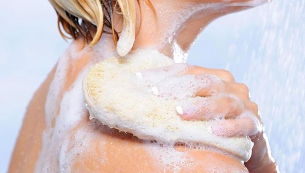 روش صحیح شستن بدن با شوینده ملایم و مراقبت از پوست هنگام حمام