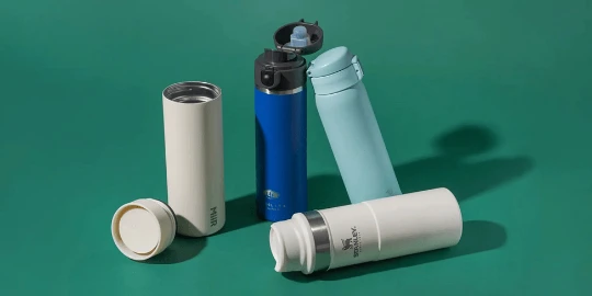 ماگ مسافرتی استنلی در رنگهای سفید، ابی روشن و ابی تیره ماگ مسافرتی استنلی در رنگهای سفید، ابی روشن و ابی تیره